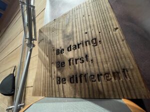 「Be daring  Be first  Be different」名言彫刻編