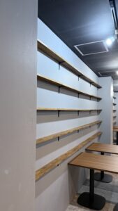 ボードゲームが並ぶ、ワクワクする空間づくり。JELLY JELLY CAFE 福岡天神店様の店舗什器を制作しました。