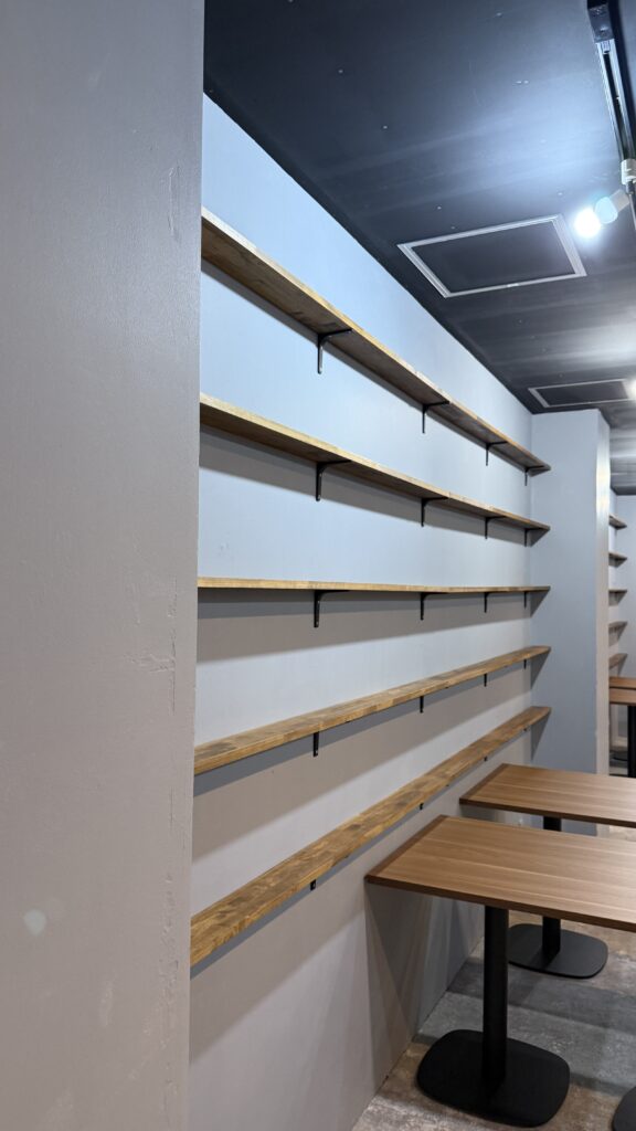 ボードゲームが並ぶ、ワクワクする空間づくり。JELLY JELLY CAFE 福岡天神店様の店舗什器を制作しました。