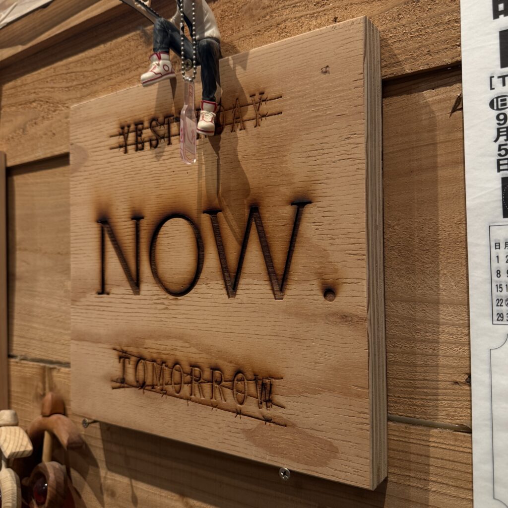 【製作事例】捨てるには惜しい。でも、何に使う？構造用合板の端材で木製看板を作ってみた。