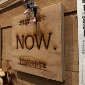 【製作事例】捨てるには惜しい。でも、何に使う？構造用合板の端材で木製看板を作ってみた。